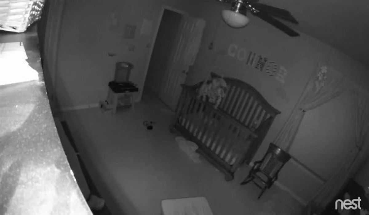 Νόμιζαν ότι το μωρό τους είναι δαιμονισμένο – Κοιτάξτε τι κατέγραψε η κάμερα μέσα στο δωμάτιο!