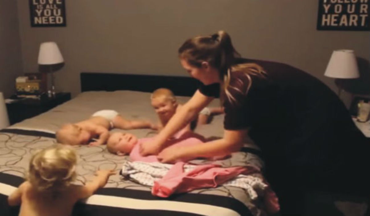 Το βίντεο που έχει ξεπεράσει τα 60 εκατ. views – Η μητέρα ντύνει τα τέσσερα μωρά της!