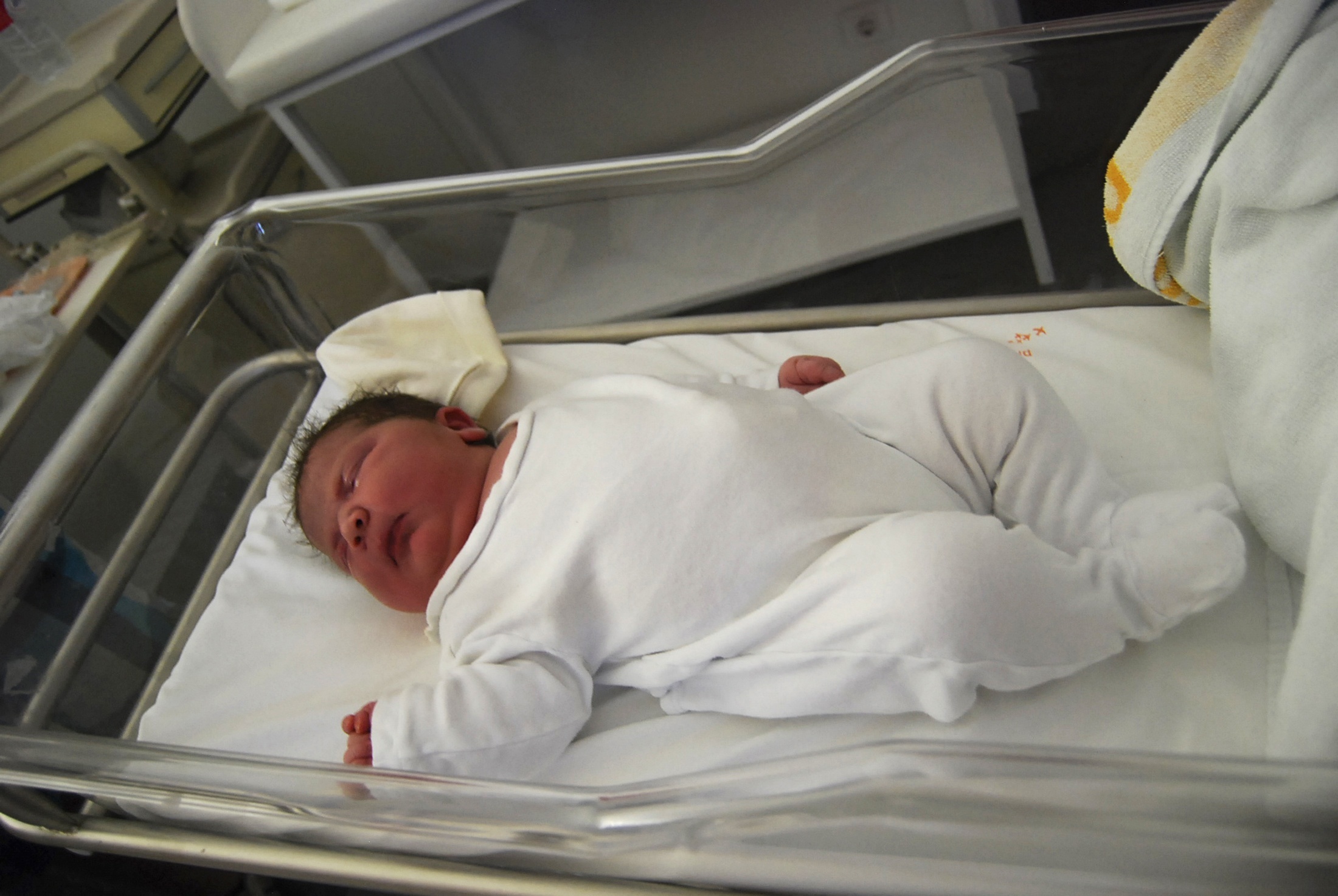 Человек родившийся 8 января. Гигантский новорожденный. Самый большой младенец. Рождение крупного ребенка. Новорожденный ребенок.