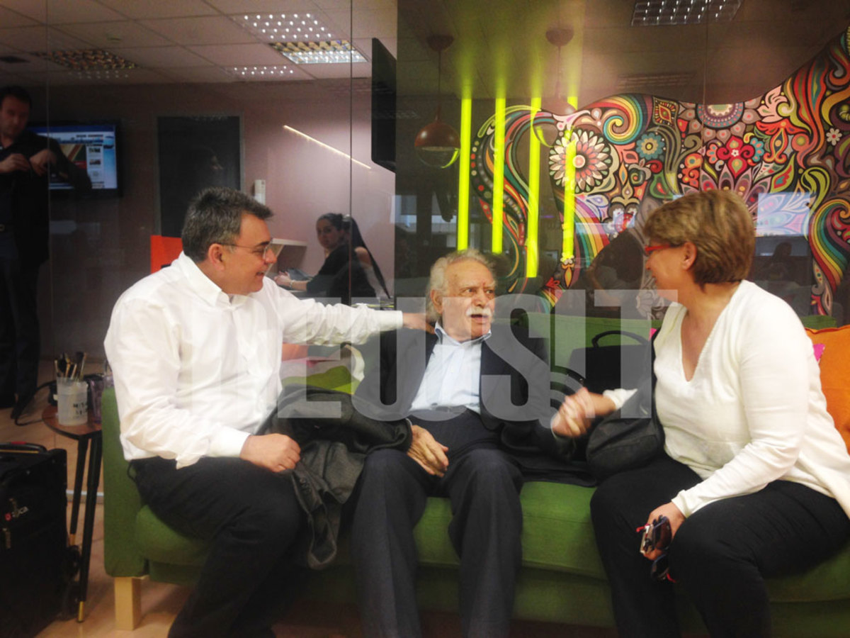 Πίσω από τις κάμερες: Το παρασκήνιο της συνέντευξης Γλέζου – ΦΩΤΟ