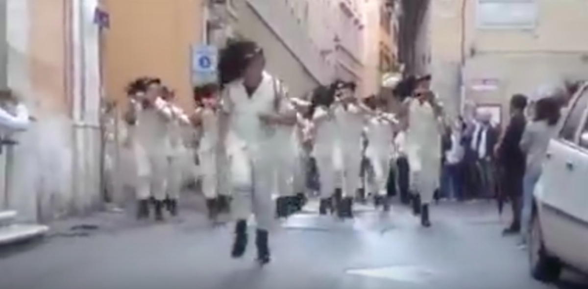 Απίστευτο! Η μπάντα που παίζει… τρέχοντας! ΒΙΝΤΕΟ