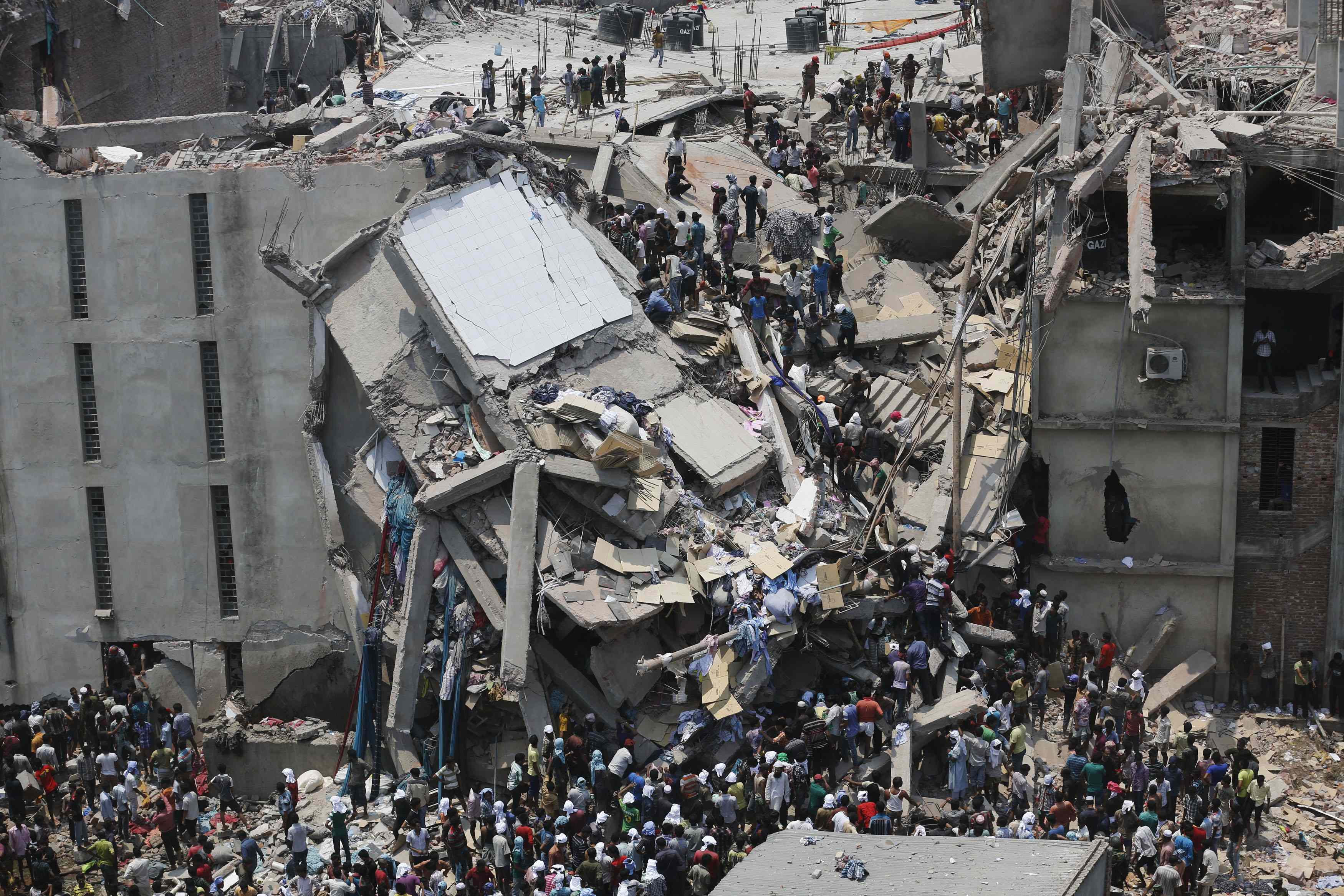 Κτίριο κατέρρευσε σαν χάρτινος πύργος! Θρήνος στο Μπαγκλαντές
