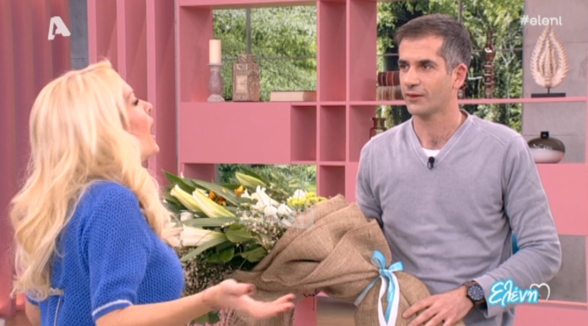Η Ελένη Μενεγάκη έδωσε στον Κώστα Μπακογιάννη ανθοδέσμη να την δώσει στο… κορίτσι του!