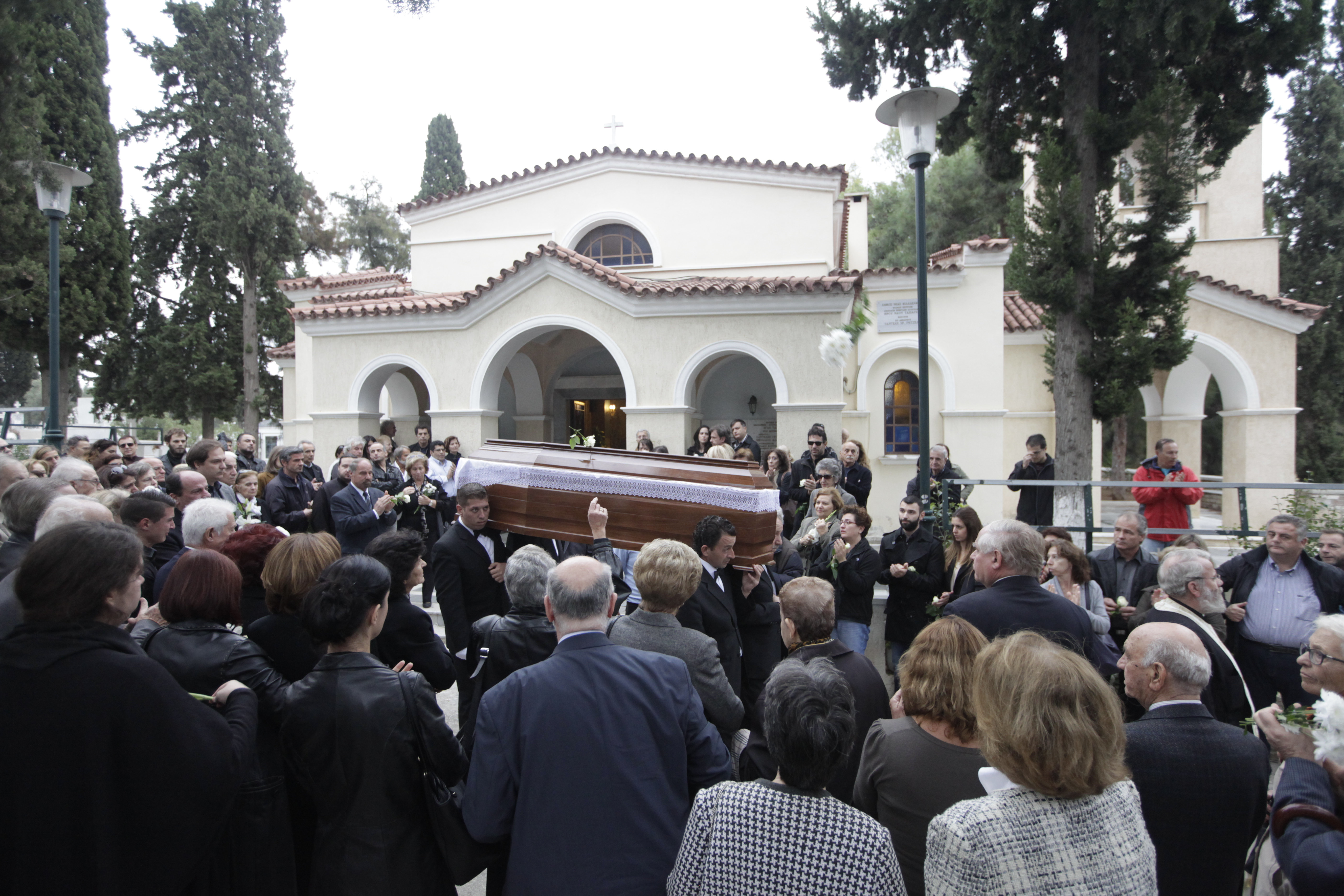 ΦΩΤΟ EUROKINISSI - H κηδεία στο νεκροταφείο του Κόκκινου Μύλου