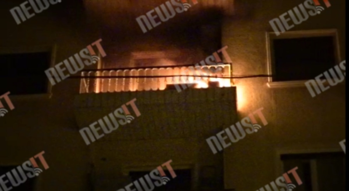 Εξάρχεια: Φλέγεται μπαλκόνι!