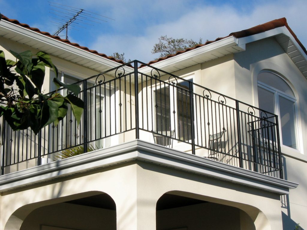 Έκαναν σεξ στο μπαλκόνι και έπεσε στο κενό!