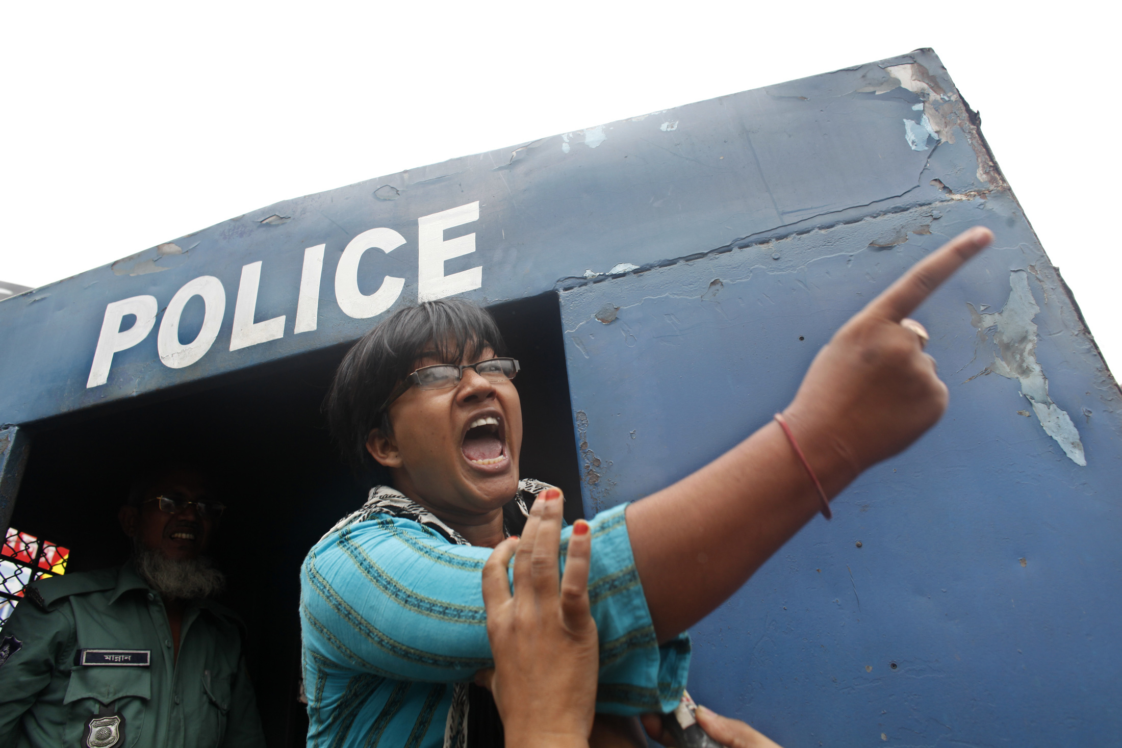 25 τραυματίες σε συγκρούσεις με την αστυνομία