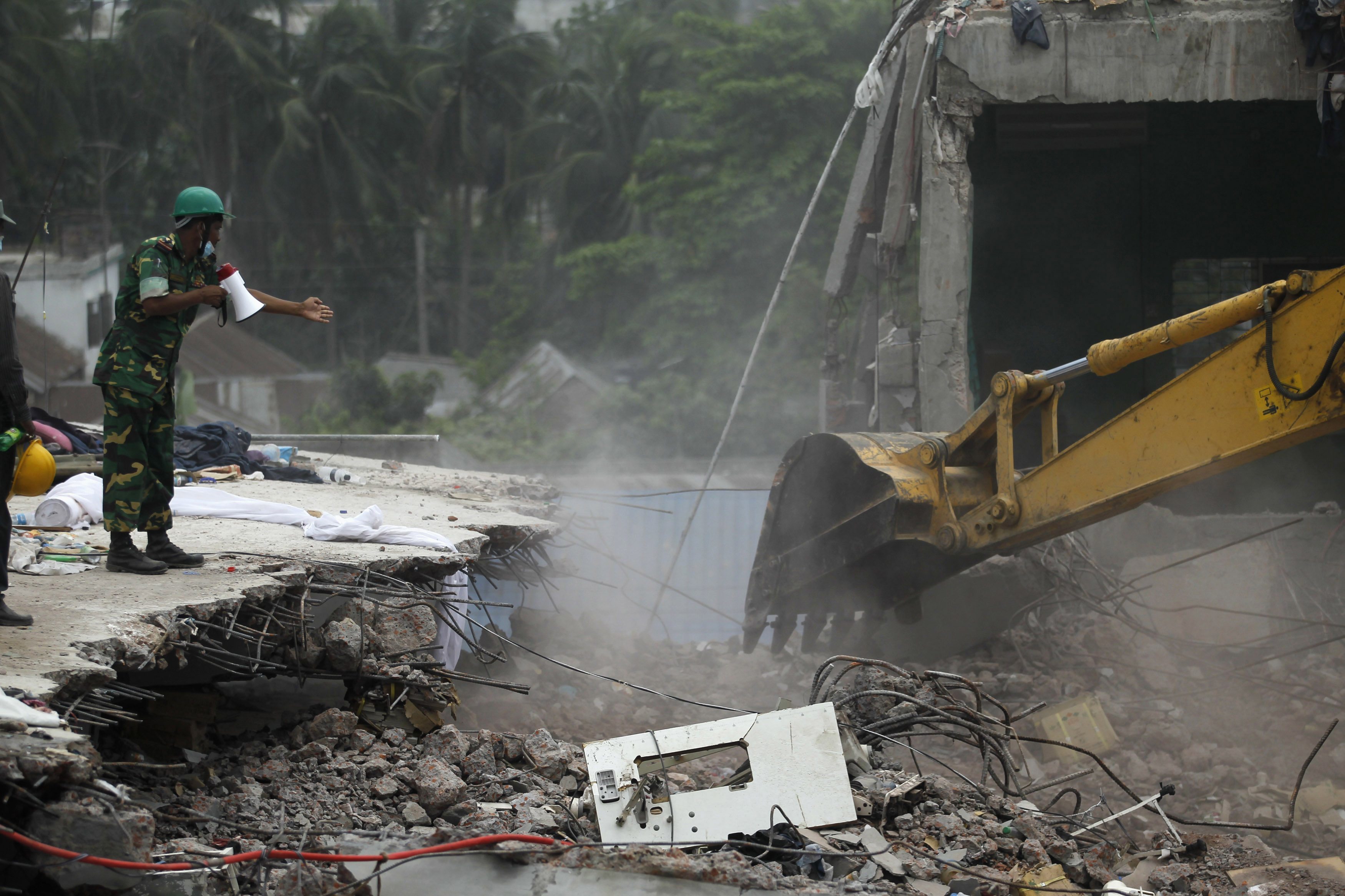 Αυξάνονται συνεχώς οι νεκροί απο την κατάρρευση κτιρίου στο Μπαγκλαντές