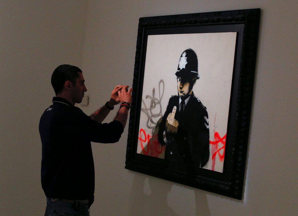 “Πόλεμος, καπιταλισμός και ελευθερία”: Έκθεση με 150 έργα του Banksy στη Ρώμη – ΦΩΤΟ