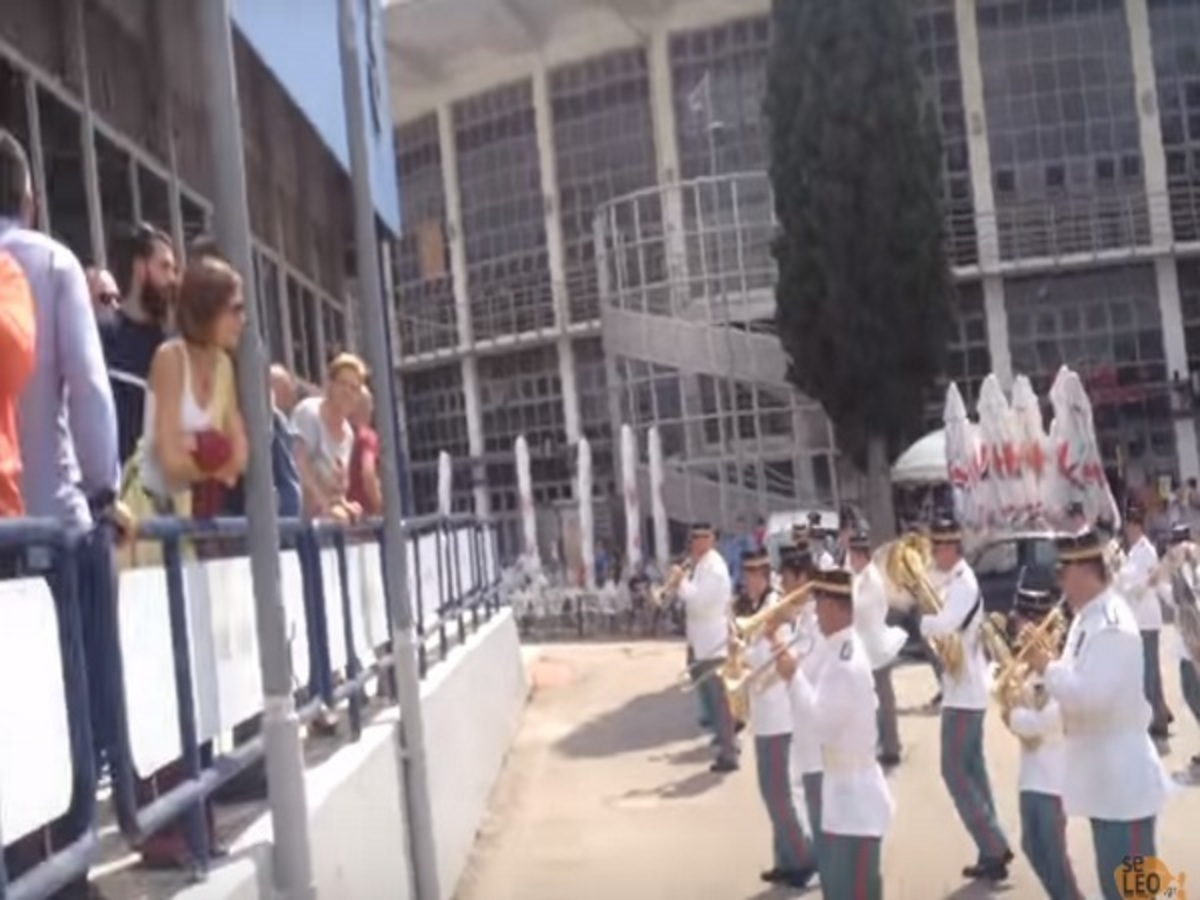 ΔΕΘ 2016: Η παραγγελιά του Τσίπρα στην μπάντα του στρατού! [vid]