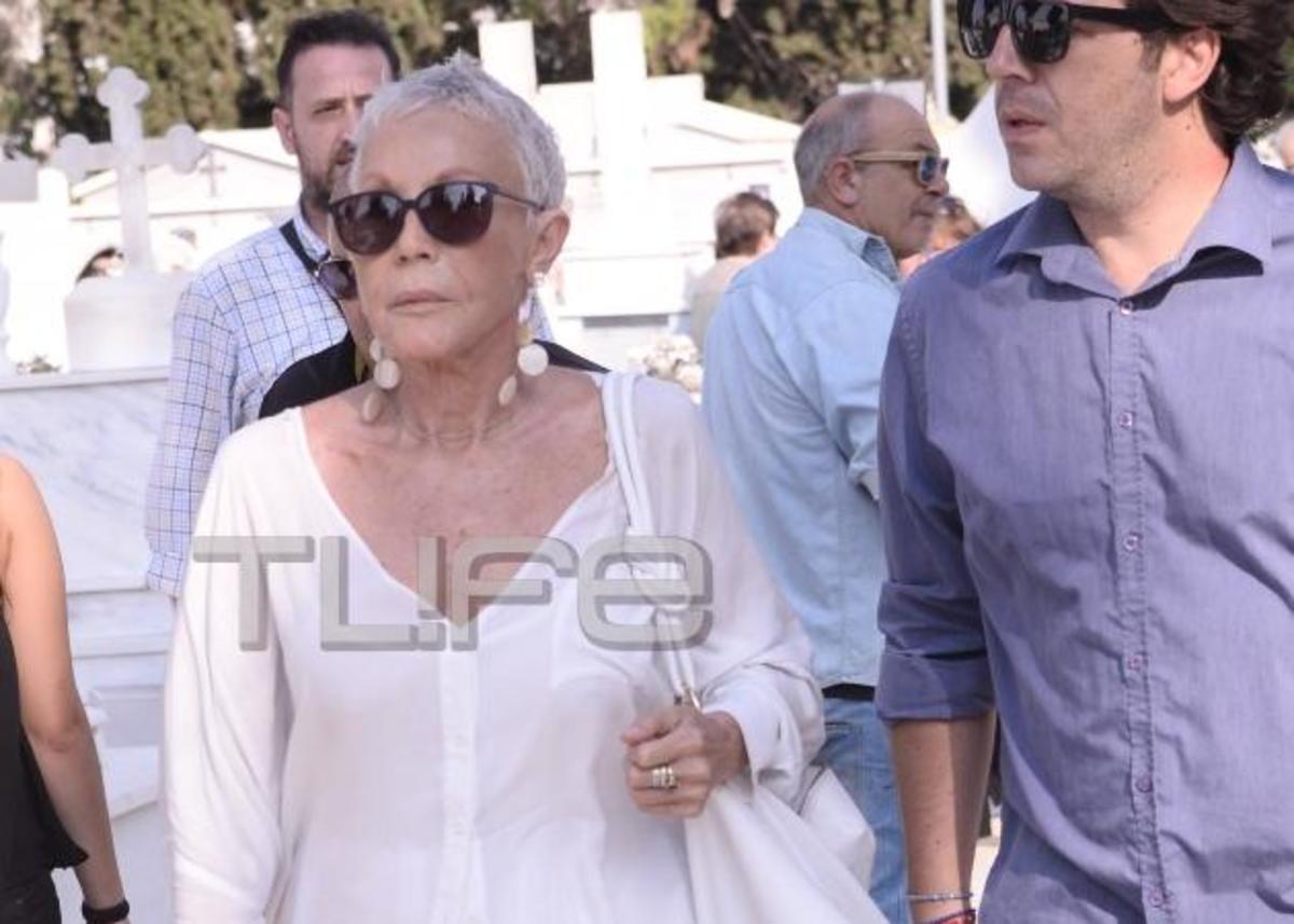 Κηδεία Μπάρκουλη: Με δάκρυα αποχαιρέτησαν οι καλλιτέχνες τον γόη του κινηματογράφου