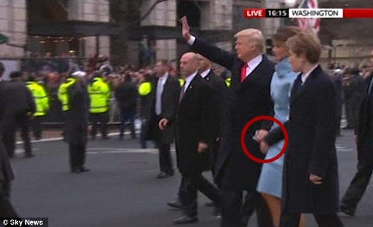 Τραμπ: Ο μικρός γιος του σπρώχνει το χέρι της Μελάνια [pics, vid]