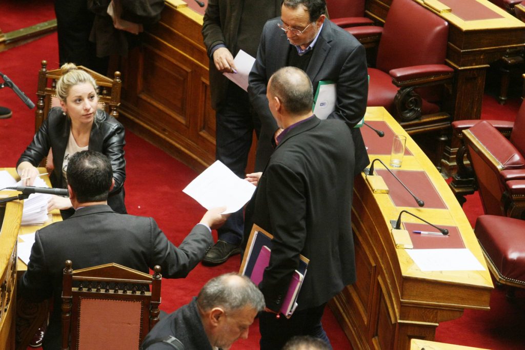 Καυγάς Βαρουφάκη-Άδωνι στη Βουλή για το Μνημόνιο