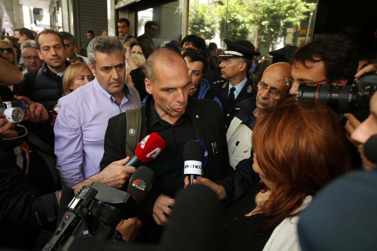 Αποκάλυψη από τον Βαρουφάκη: Απαιτούν οι θεσμοί να μειωθούν οι μισθοί στα 700 ευρώ – Τι απάντησε για τον χρησμό στις καθαρίστριες