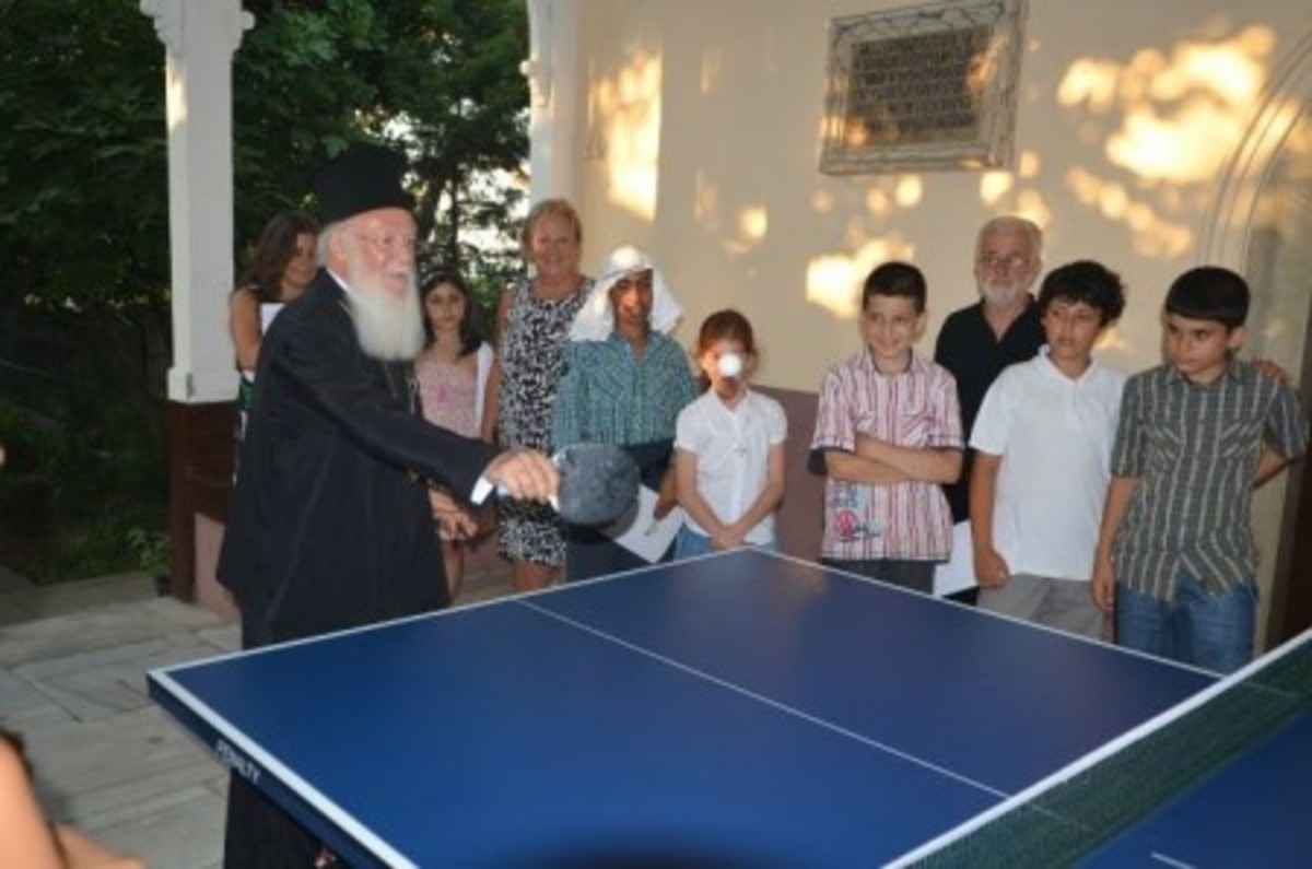 Δείτε τον Οικουμενικό Πατριάρχη να παίζει πινγκ πόνγκ