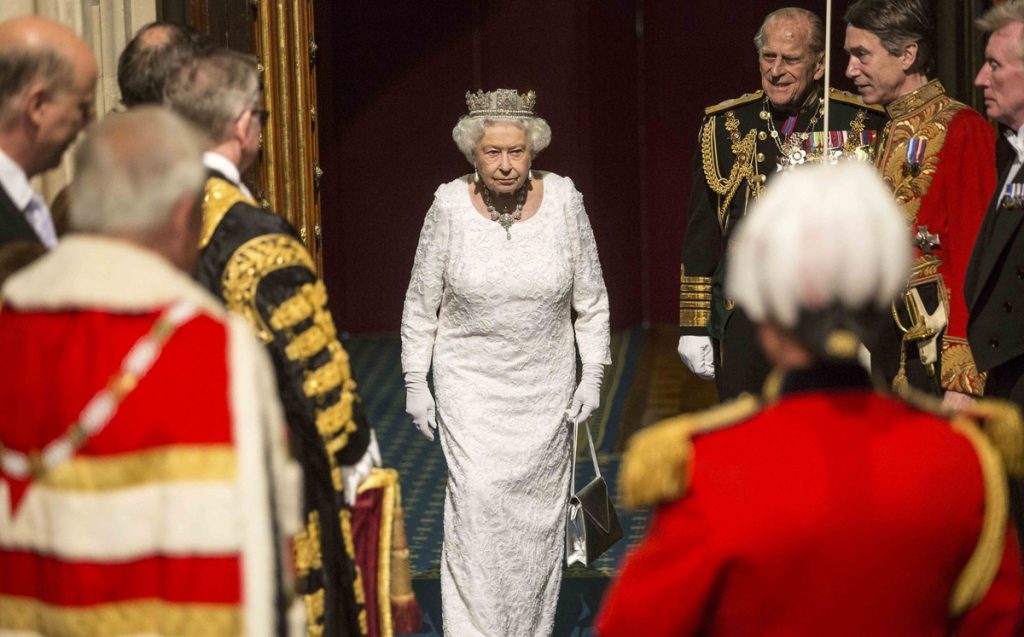 Φορώντας την κορώνα με 3.000 διαμάντα η Βασίλισσα Ελισάβετ ανακοίνωσε το νομοθετικό έργο της κυβέρνησης