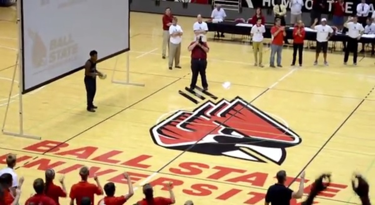 Φοιτητής στις ΗΠΑ κερδίζει υποτροφία για το Πανεπιστήμιο, πετυχαίνοντας καλάθι από το κέντρο του γηπέδου! ΔΕΙΤΕ βίντεο!