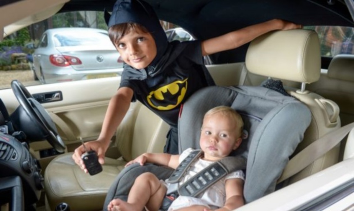 5χρονος Batman έσωσε ένα μωρό!