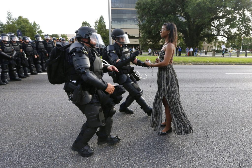 Οι φωτογραφίες που στοιχειώνουν τις ΗΠΑ – Η ατρόμητη γυναίκα και ο διαδηλωτής