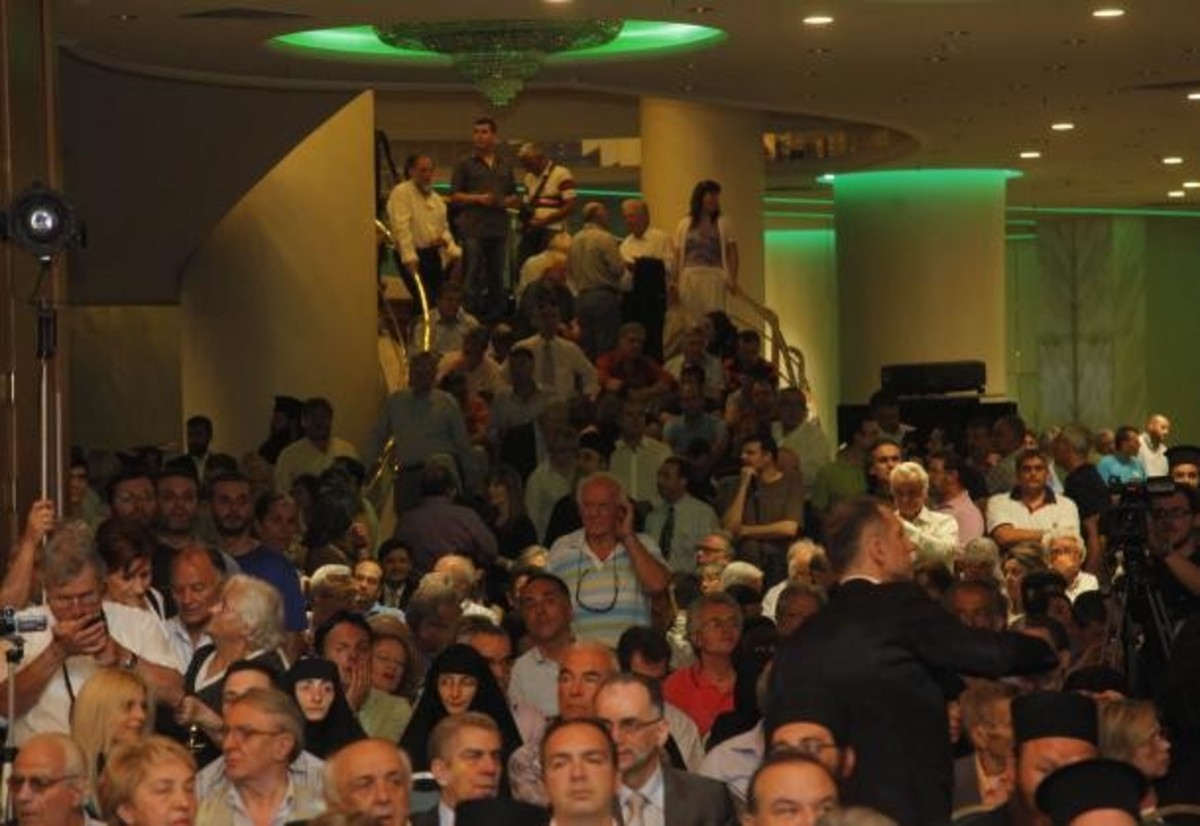 Έκπληξη η μεγάλη προσέλευση για το Βατοπαίδι (ΦΩΤΟ) – Χειροκροτήματα για τον Εφραίμ