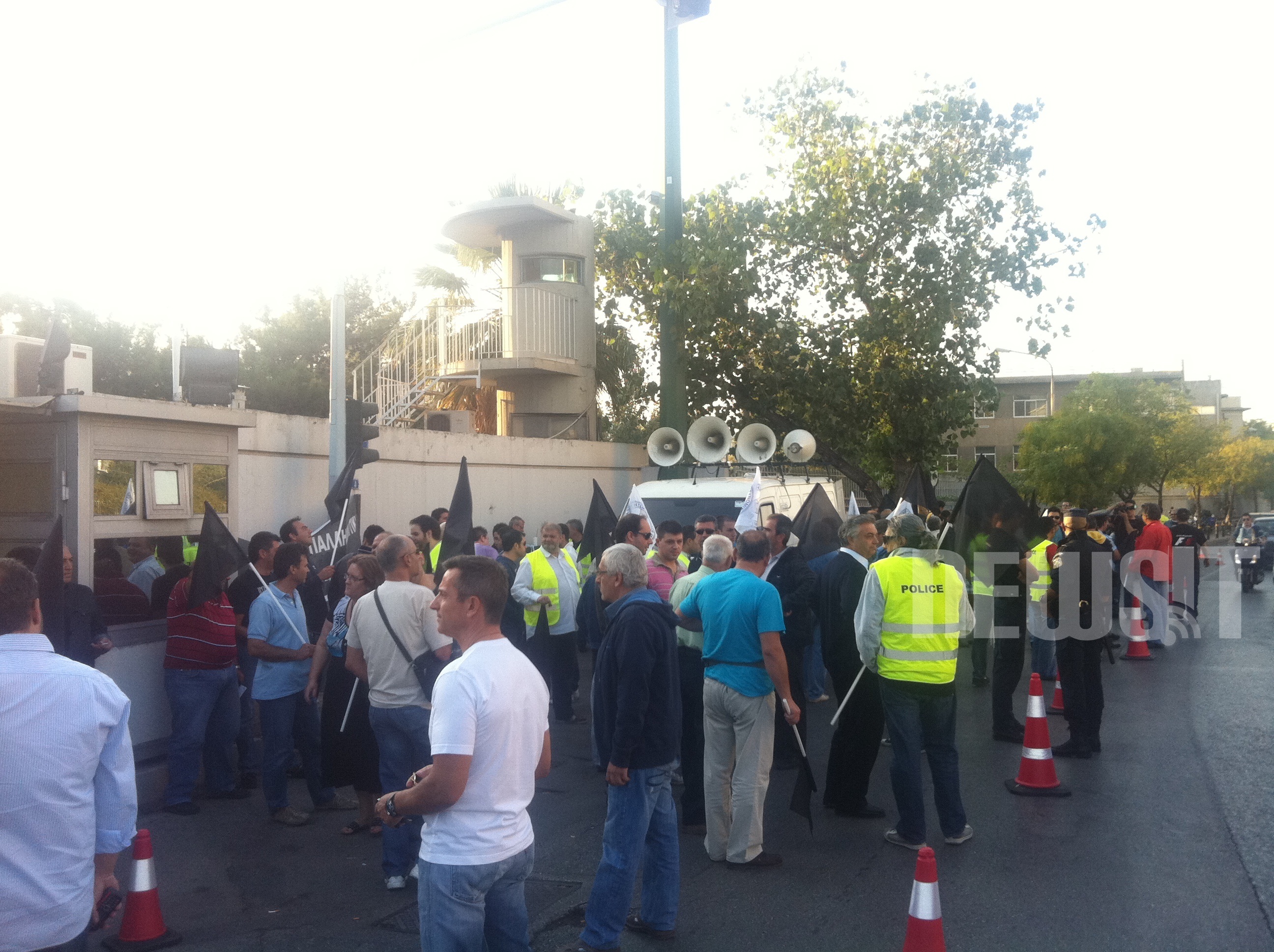 Με μαύρες σημαίες έξω από το υπουργείο οι αστυνομικοί υπάλληλοι