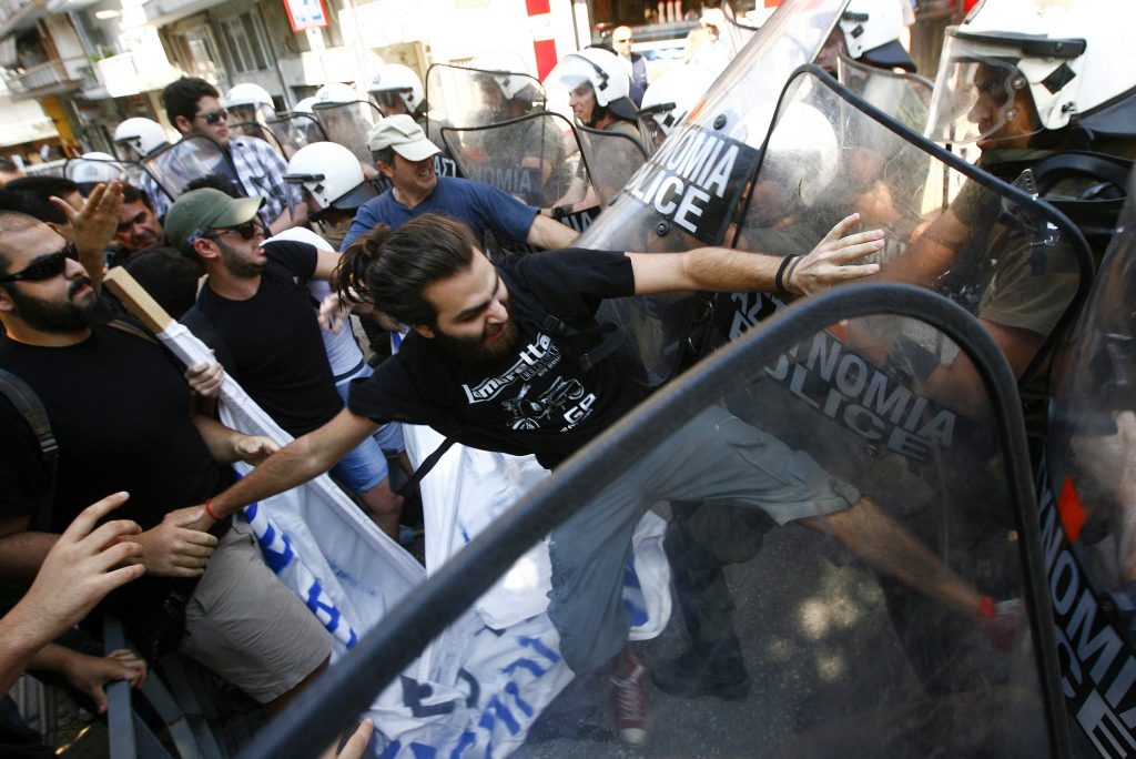 Κύπριοι και Χρυσαυγίτες κατά «γκρίζου λύκου» – Ένταση στο τουρκικό προξενείο στη Θεσσαλονίκη