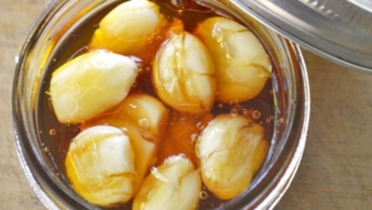 Αυτό που βλέπετε στο βαζάκι ενισχύει απίστευτα το ανοσοποιητικό σας – Τι είναι και πώς θα το φτιάξετε