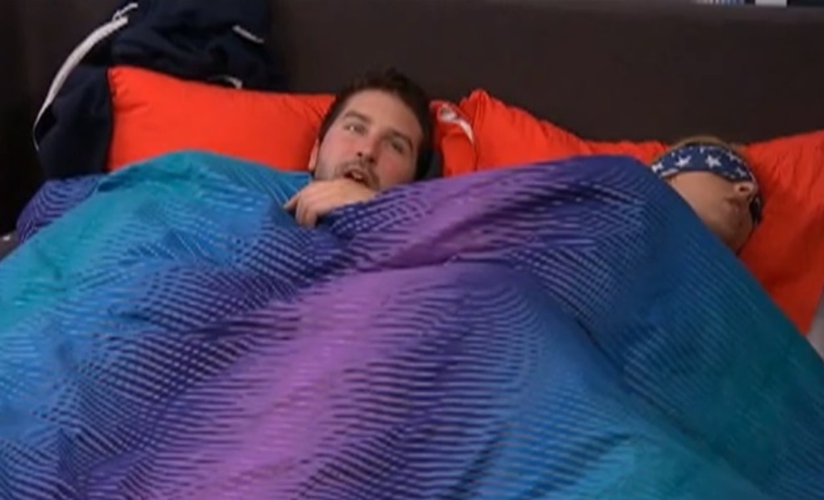 Δεν έχει προηγούμενο! Αυνανιζόταν κάτω από τα σκεπάσματα του Big Brother!