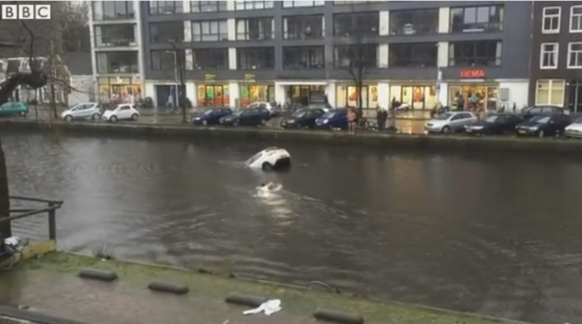 Περαστικοί βουτούν σε κανάλι να σώσουν μητέρα με το παιδί της! – Βίντεο