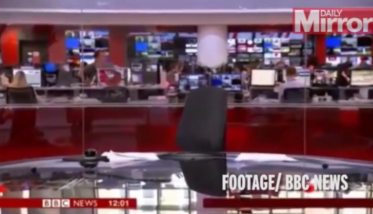 Μοναδική στιγμή: Το δελτίο του BBC ξεκινάει χωρίς παρουσιαστή! Μπήκε ατάραχος λίγο αργότερα!