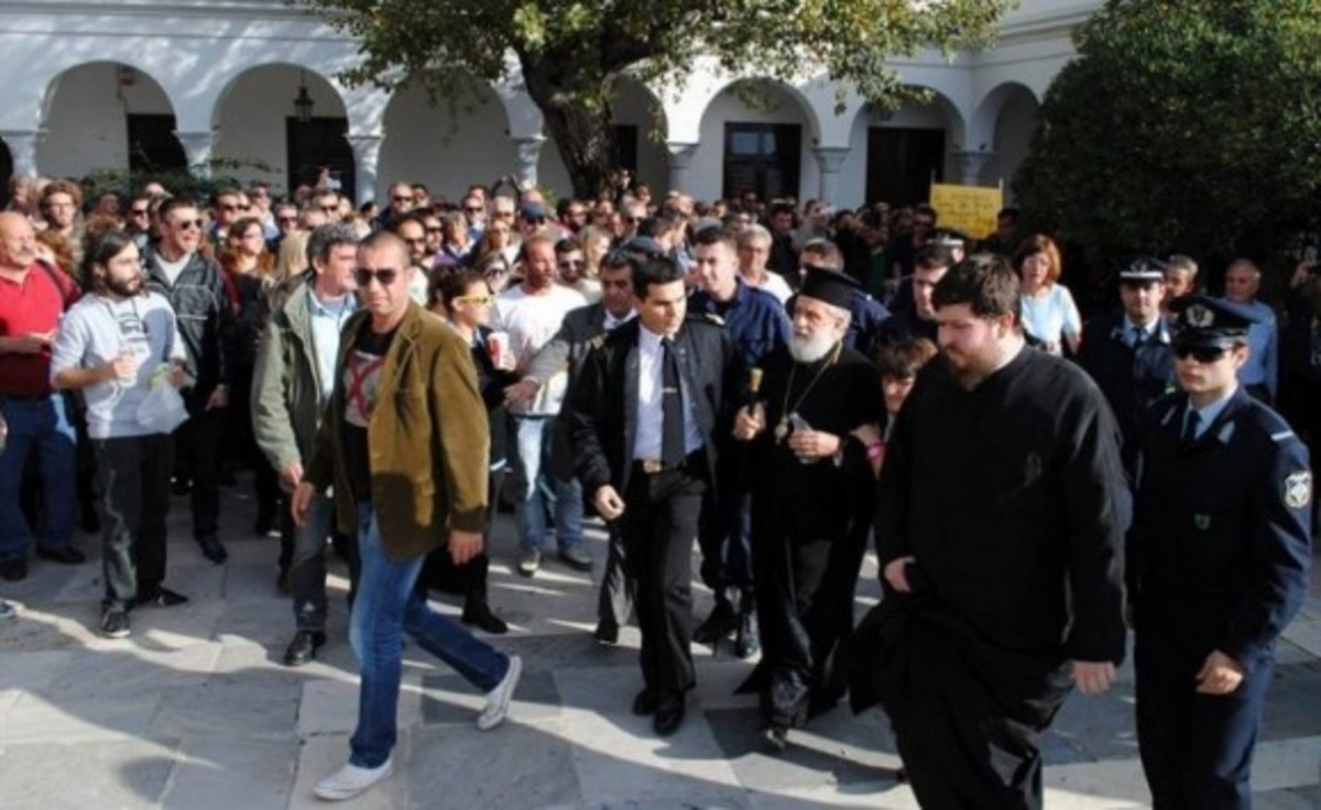 Μπουγέλωσαν Μητροπολίτη στην Τήνο