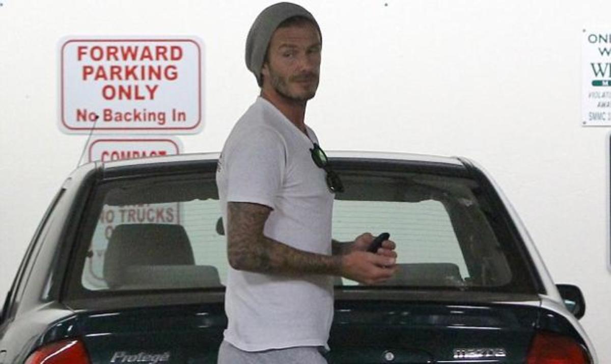Τι κι αν είσαι ο Beckham! Το στιλιστικό λάθος με την άσπρη κάλτσα και την πλαστική παντόφλα!
