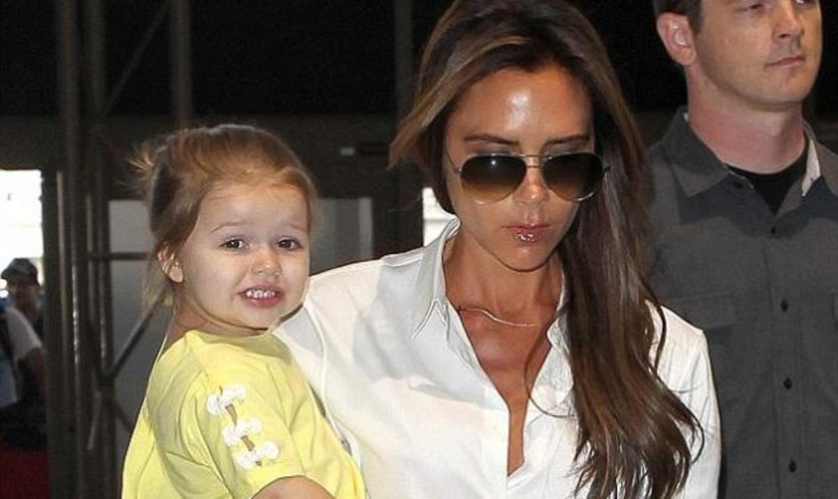 Victoria Beckham: Χαμός στο Λονδίνο για τα συνολάκια της μικρής Harper που έβγαλε στο “σφυρί” η μαμά της!