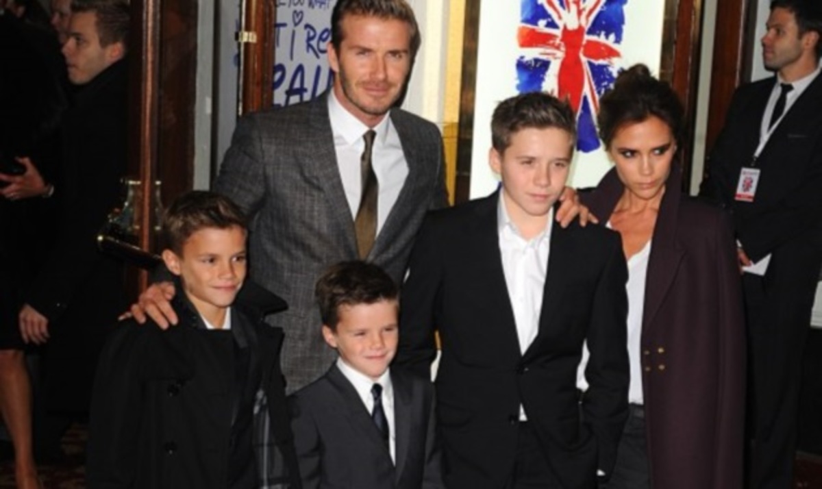 Οι Beckhams μπουγελώθηκαν οικογενειακώς με τη βοήθεια ο ένας του άλλου! Βίντεο