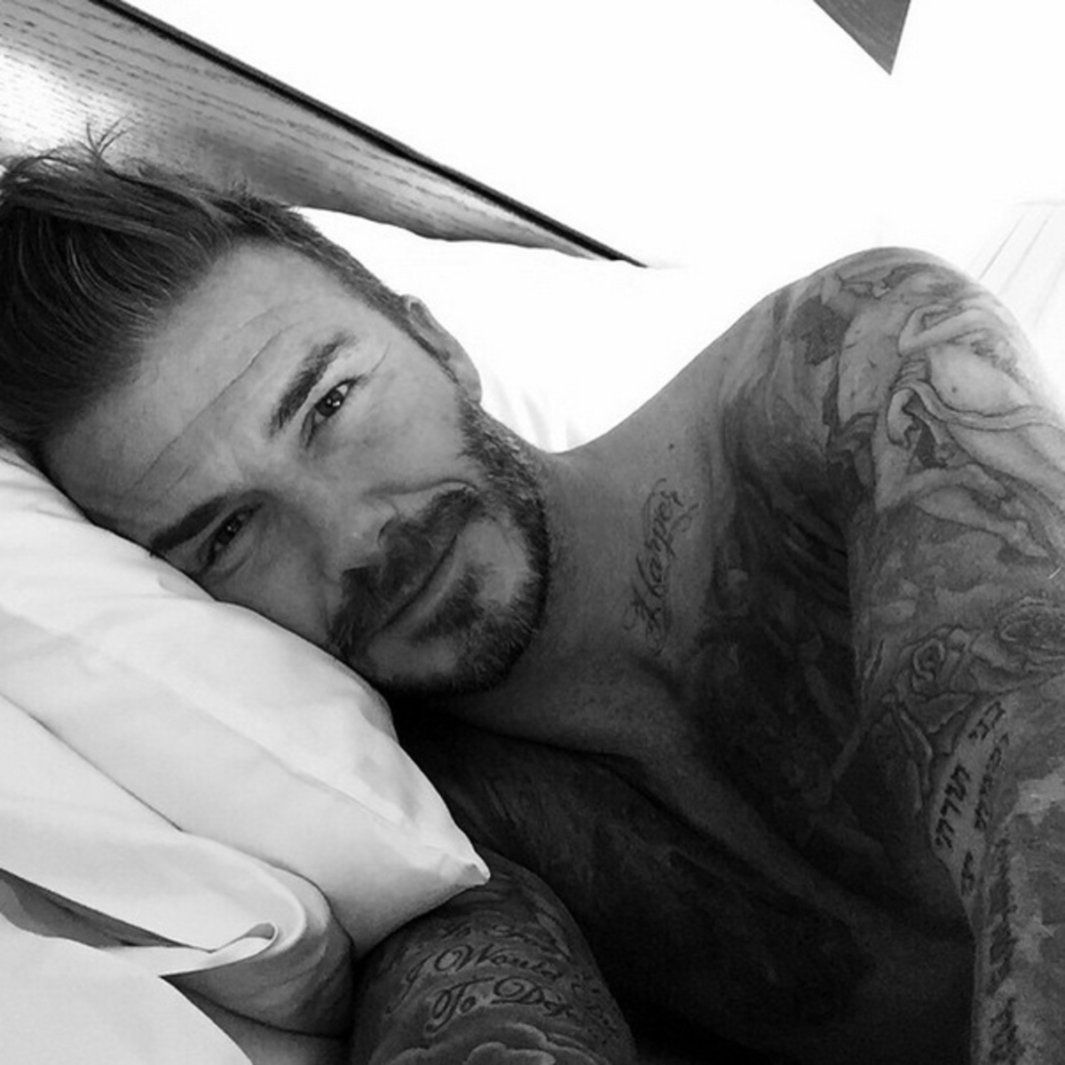 Ο Μπέκαμ γιορτάζει… ημίγυμνος και βάζει “φωτιά” στο Instagram! (ΦΩΤΟ)