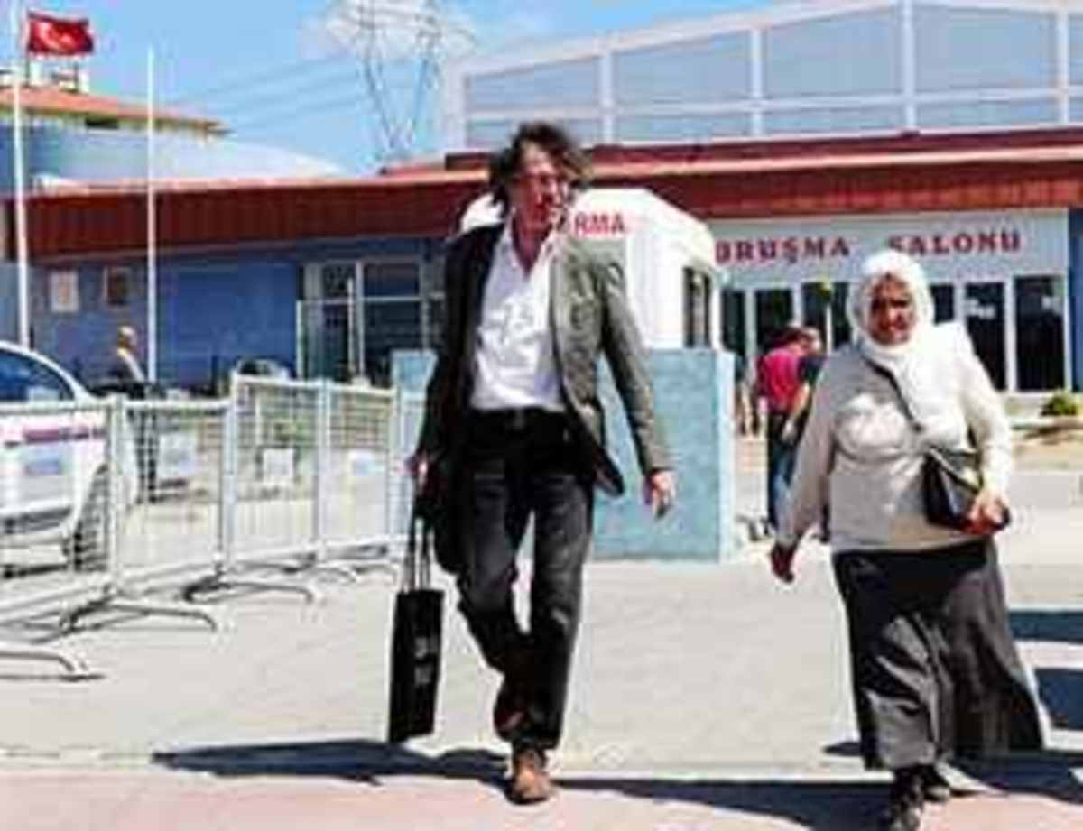 Τουρκία:Τους κατέβασε τα παντελόνια όταν θέλησαν να του κάνουν σωματικό έλεγχο