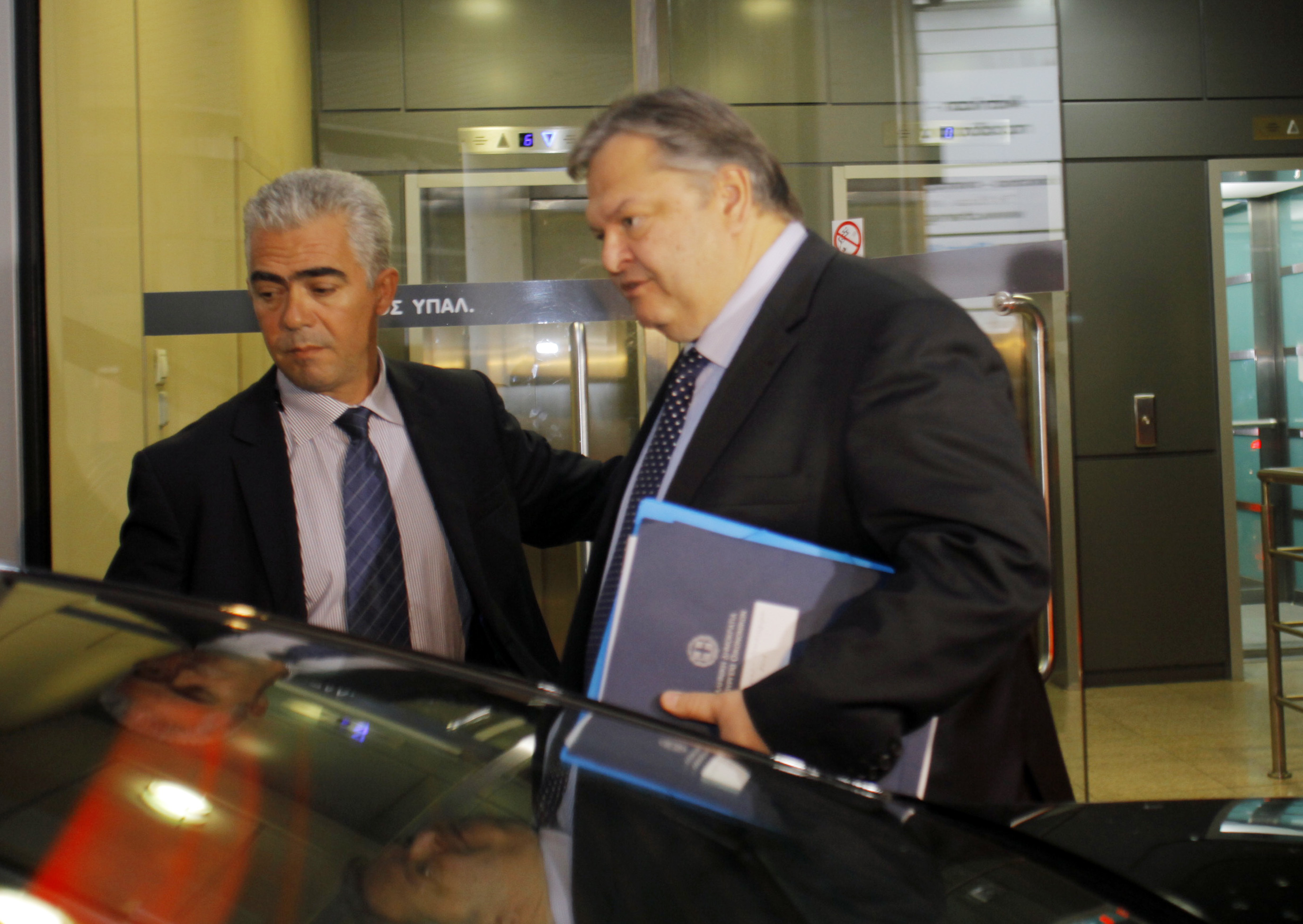 Με κοινές μετοχές η στήριξη των τραπεζών – Κούρεμα και στα δάνεια που έχουν πάρει ΔΕΚΟ με εγγυητή το Δημόσιο