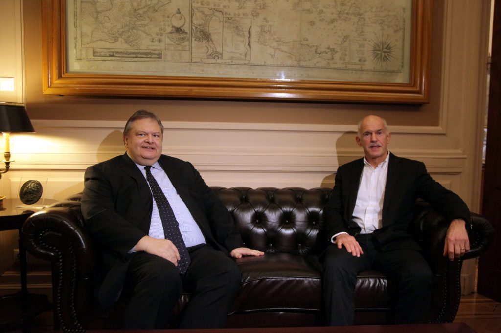 Παρά το ναυάγιο με τον Παπανδρέου ο Βενιζέλος επιμένει