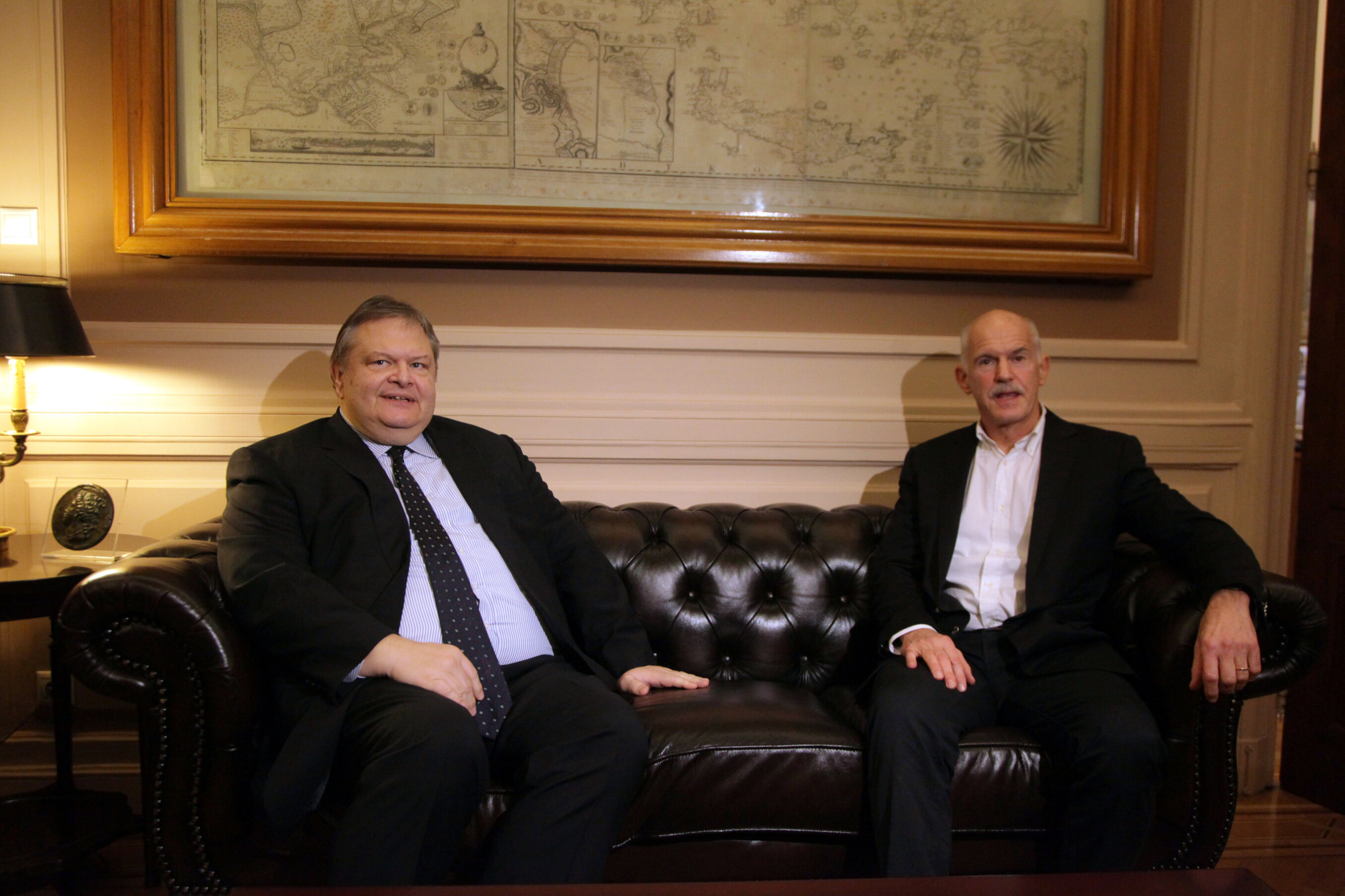 Παρά το ναυάγιο με τον Παπανδρέου ο Βενιζέλος επιμένει