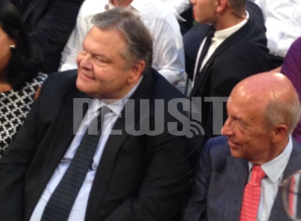 Μαύρα γενέθλια για το ΠΑΣΟΚ – Η απάντηση του Βενιζέλου στις αποδοκιμασίες και στον Παπανδρέου – ΔΕΙΤΕ LIVE