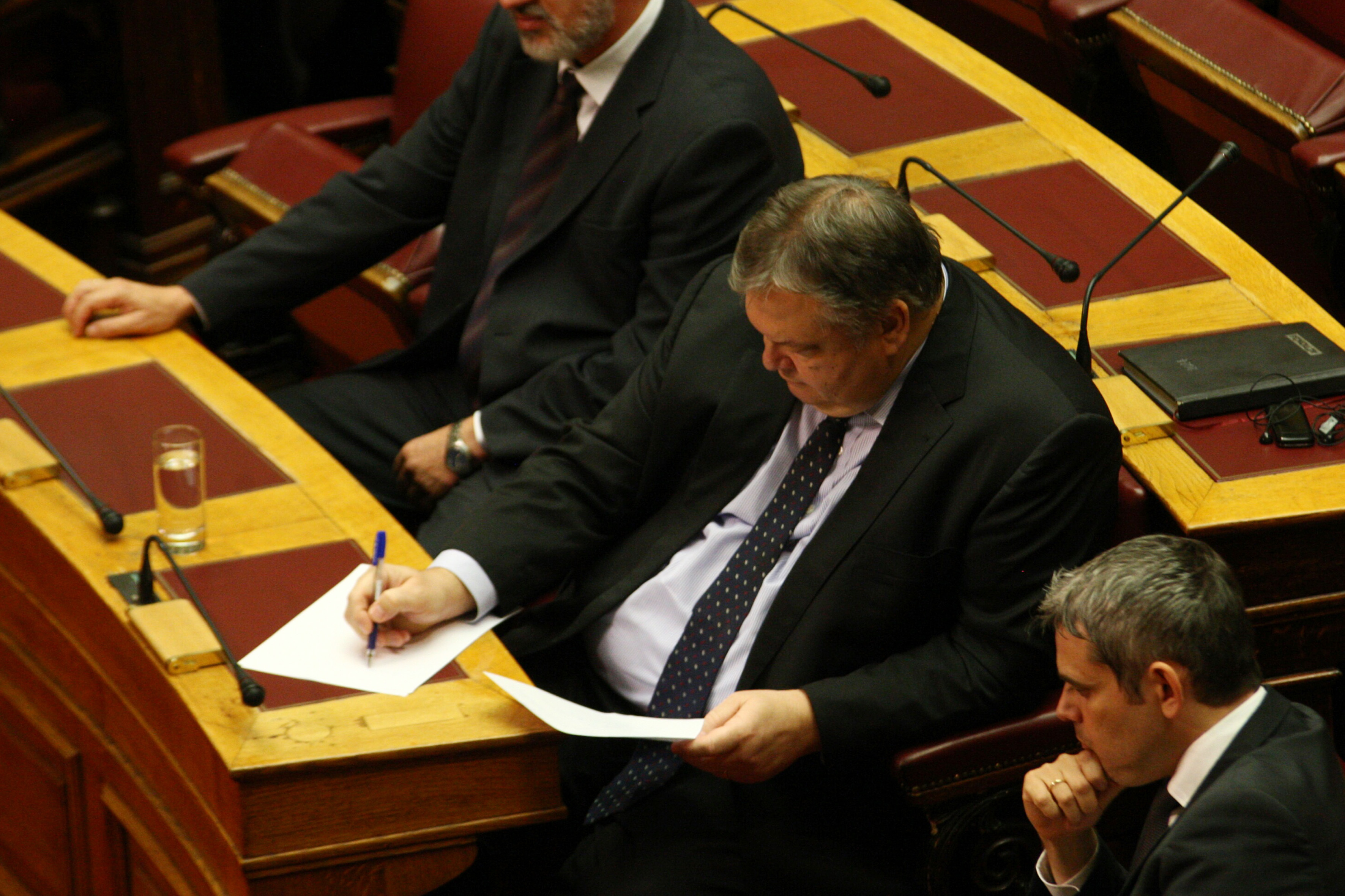Αιχμές Βενιζέλου κατά Παπανδρέου για όσα υπέγραψε στο Μνημόνιο