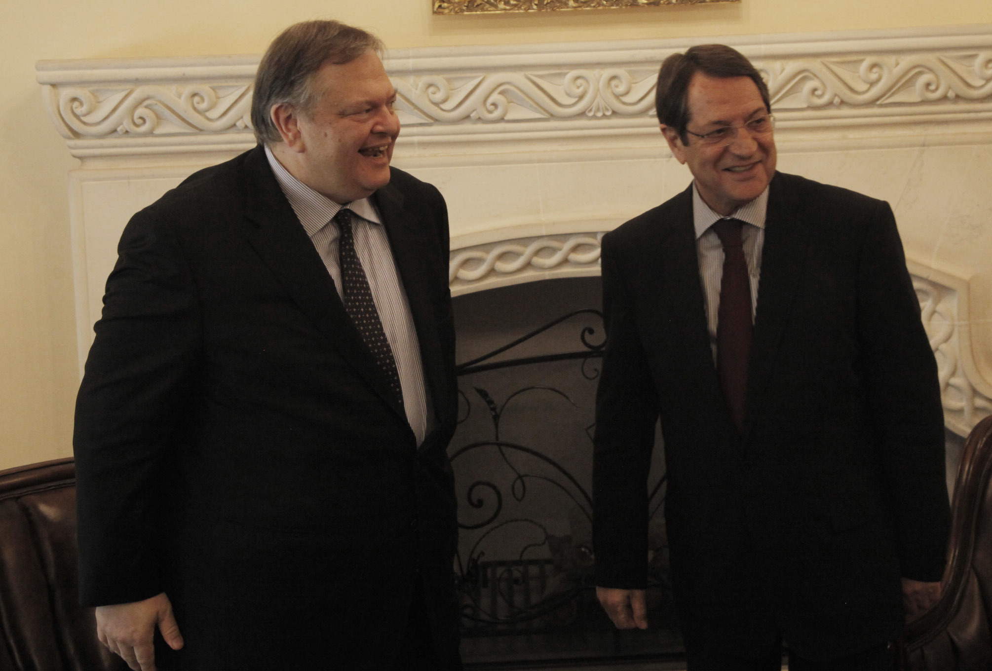 Βενιζέλος από την Κύπρο: Η κρίση να μην επηρεάσει τα εθνικά μας θέματα