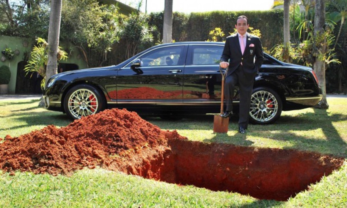 Την είδε… Φαραώ και θάβει την Bentley για την μετά θάνατον ζωή του