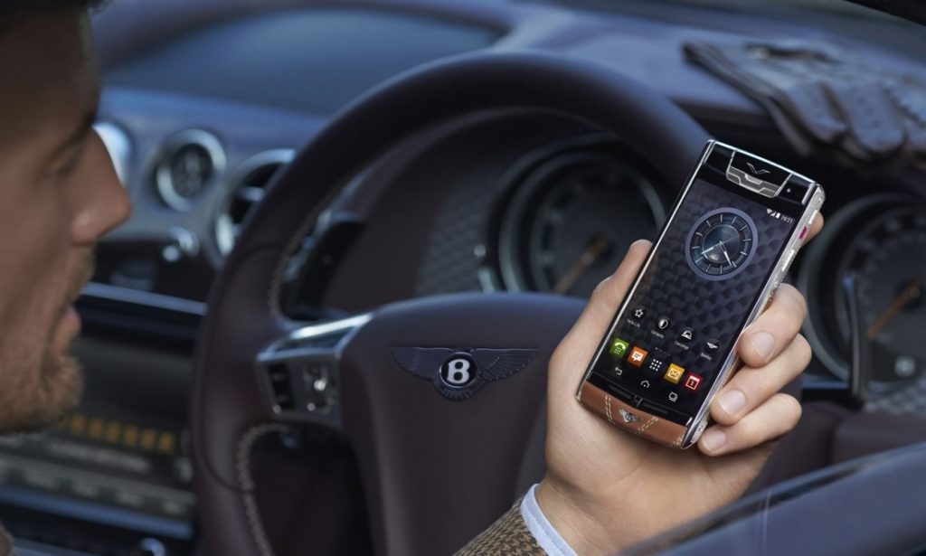Αυτό είναι το πολυτελές smartphone της Bentley!