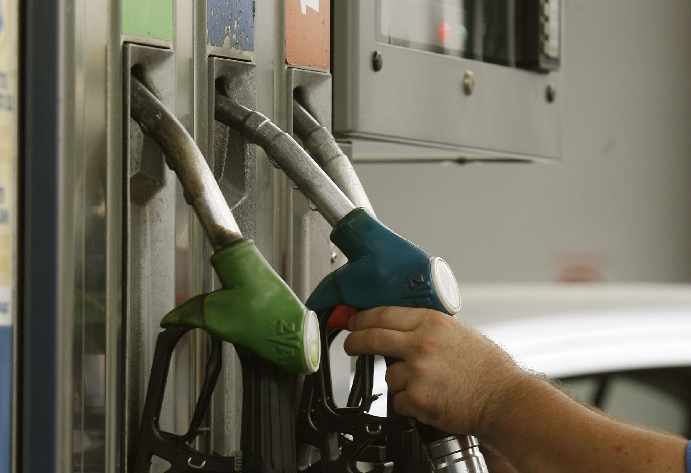 Πλαφόν στην τιμή καυσίμων σε 17 νομούς εισηγείται η ΡΑΕ