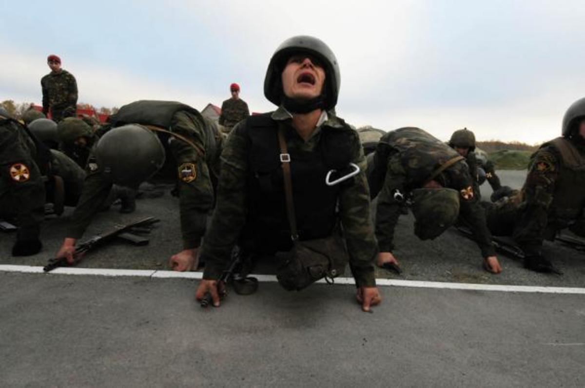 “Φτύνουν αίμα” για να πάρουν τον μπερέ – Εκπληκτικό ρεπορτάζ για τους Spetsnaz