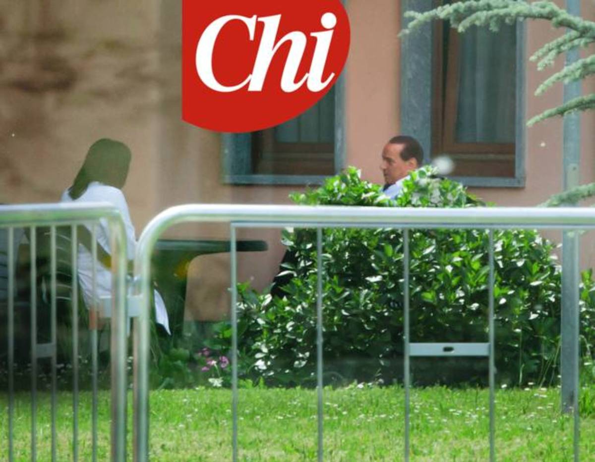 Με λευκή ρόμπα ο Μπερλουσκόνι – “Συνεργάτης της Μαφίας”, λέει το δικαστήριο