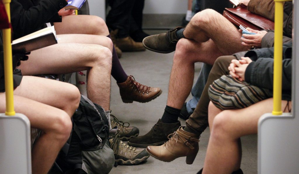 Έβγαλαν τα παντελόνια τους και μπήκαν στο Μετρό! (ΦΩΤΟ)