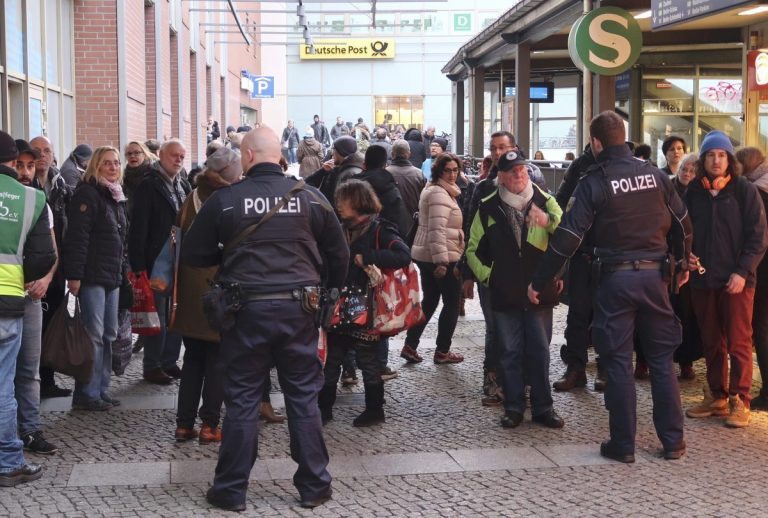 Βερολίνο: Έκλεισε εμπορικό κέντρο – Βρέθηκε ύποπτο πακέτο