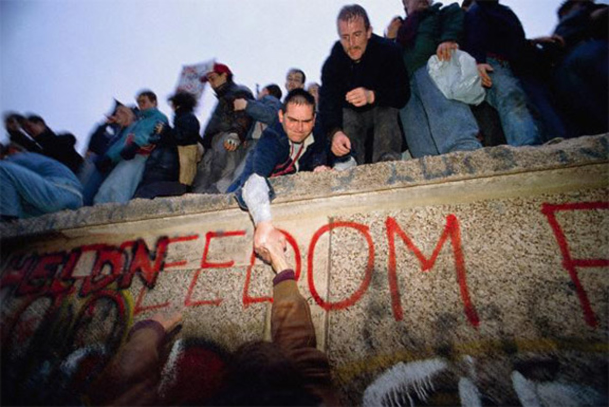 «Ρίχνουν» το τείχος του Βερολίνου για να φτιάξουν πολυτελή διαμερίσματα